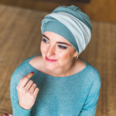 Turbante oncológico Elegance Aguamarina Gold de bambú con banda de gasa y topos dorados para mujer