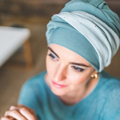 Turbante oncológico Elegance Aguamarina Gold de bambú con banda de gasa y topos dorados para mujer 2