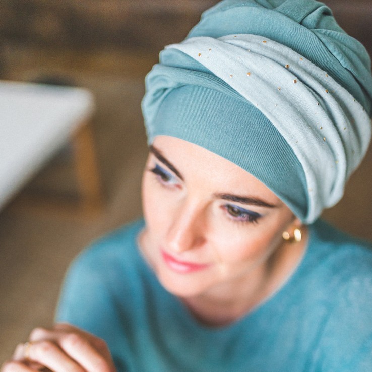 Gorro para quimioterapia Elegance Aguamarina de Carebell aportando volumen natural al contorno