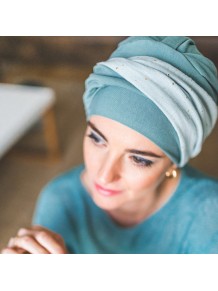 Gorro para quimioterapia Elegance Aguamarina de Carebell aportando volumen natural al contorno