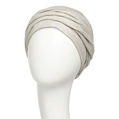 Un turbante diseñado para realzar tu estilo mientras cuida tu cuero cabelludo con máxima suavidad. 2