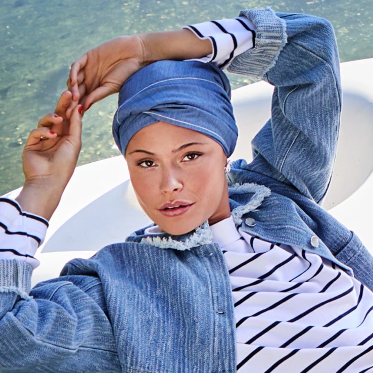Un turbante moderno que combina elegancia casual y confort diario.