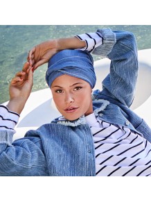 Un turbante moderno que combina elegancia casual y confort diario.