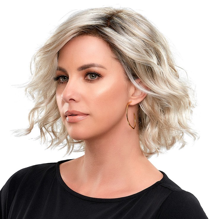 Peluca oncológica January mostrando el volumen y movimiento de sus ondas texturizadas