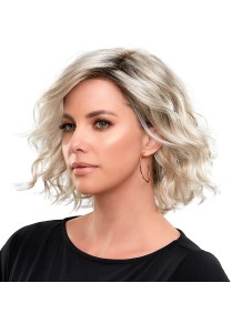 Peluca oncológica January mostrando el volumen y movimiento de sus ondas texturizadas