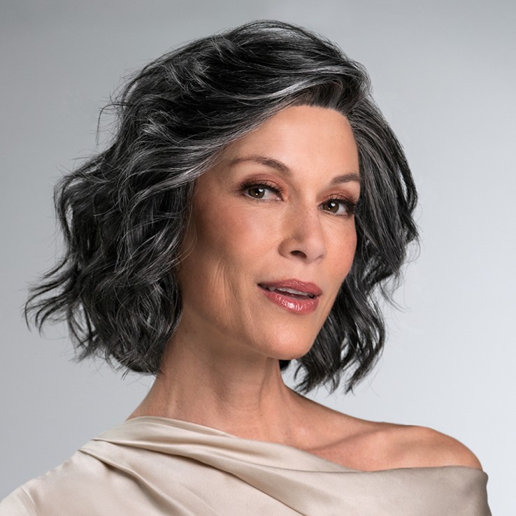 Opción de peinado libre cambiando la raya de lado gracias a la confección manual superior