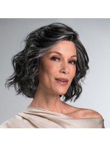 Opción de peinado libre cambiando la raya de lado gracias a la confección manual superior