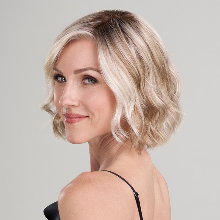 Vista posterior de la peluca corta January con ajuste ceñido y caída natural en la nuca