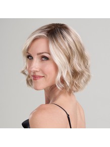 Vista posterior de la peluca corta January con ajuste ceñido y caída natural en la nuca