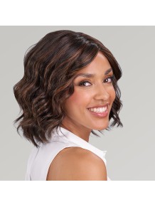 Detalle del cabello sintético premium y las características beach waves del modelo January