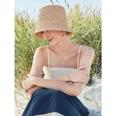 Máxima protección solar UPF 50+ con la ligereza y elegancia del acabado en crochet natural
