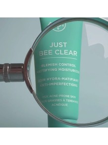 Textura en gel-crema ultraligera que se absorbe sin dejar residuos grasos.