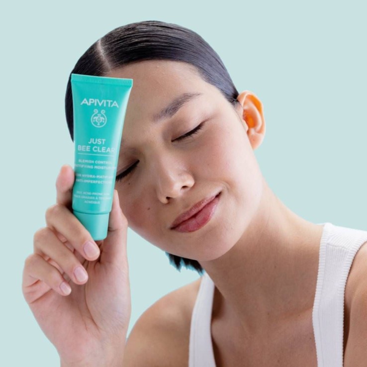 Tratamiento hidratante y matificante formulado con ingredientes naturales.