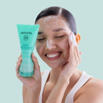 Gel limpiador purificante facial Apivita Just Bee Clear con ingredientes naturales. 2
