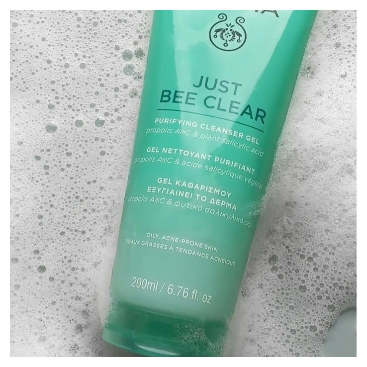 Textura en gel refrescante que se transforma en una espuma suave al contacto con el agua.