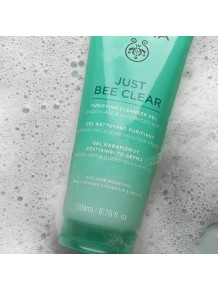 Textura en gel refrescante que se transforma en una espuma suave al contacto con el agua.