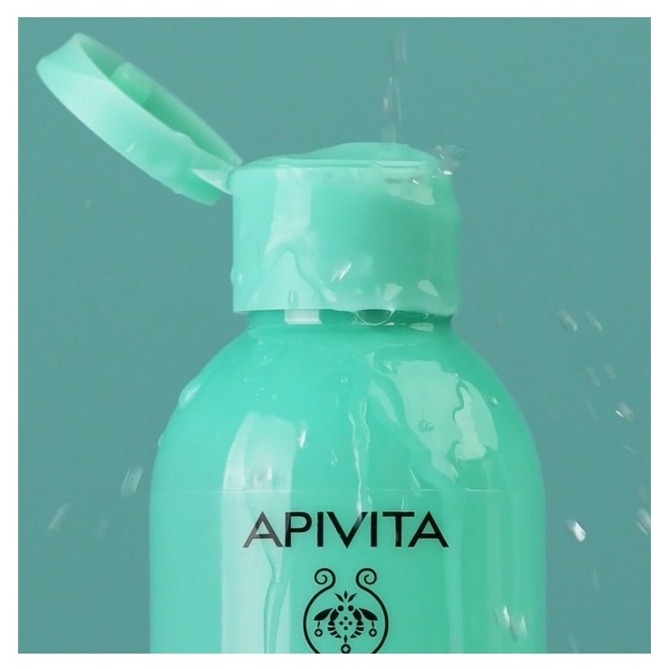 Loción líquida refrescante que completa la limpieza sin resecar el rostro.