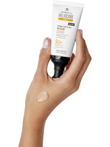 Envase con dosificador práctico para una aplicación facial higiénica y precisa.