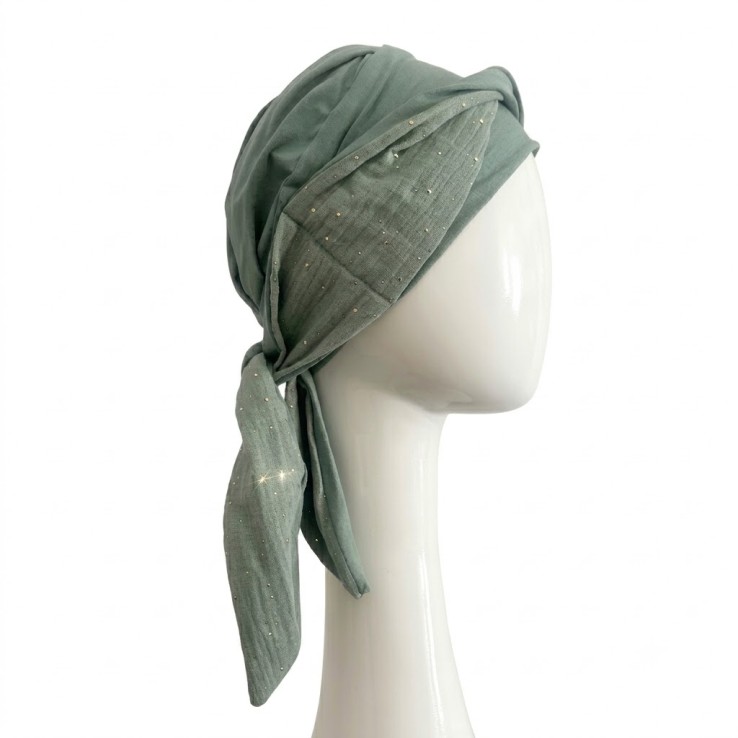Vista lateral del modelo Smooth Verde Gold de Carebell Headwear