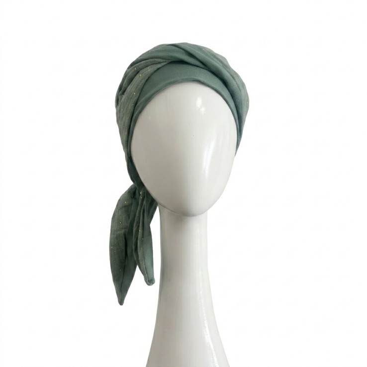 Gorro preformado con interior sin costuras para proteger la piel sensible.