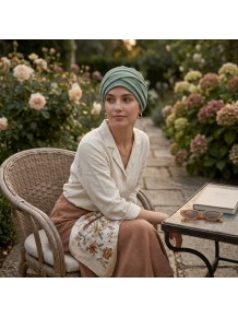 Turbante oncológico modelo Elegance Verde Gold con diseño cruzado frontal.