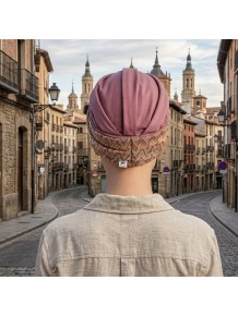 Detalle del contorno tipo diadema con estampado geométrico en tonos tierra, rosa y blanco.