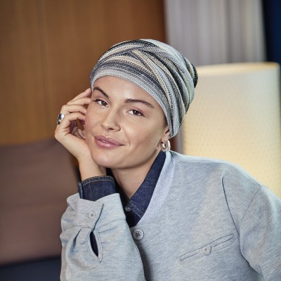 Turbante oncológico Hoczoya de Christine Headwear confeccionado en bambú.