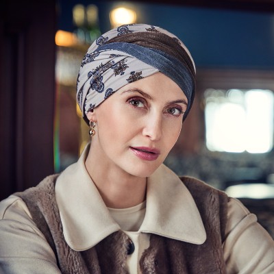 Diseño con cinta cruzada y volumen favorecedor para disimular la alopecia.