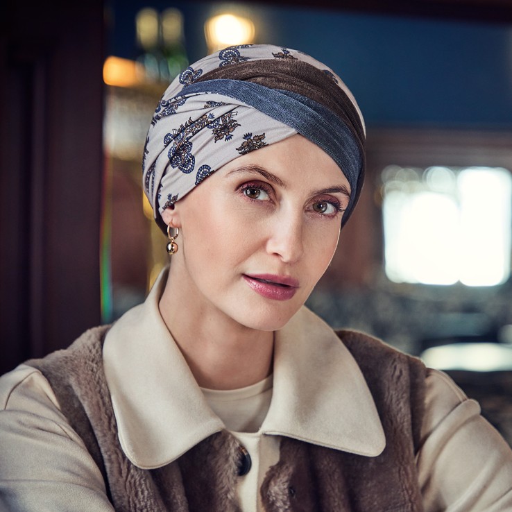 Diseño con cinta cruzada y volumen favorecedor para disimular la alopecia.