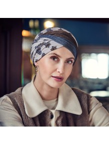 Diseño con cinta cruzada y volumen favorecedor para disimular la alopecia.