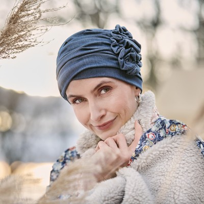 Turbante de bambú azul vaquero para mujer en tratamiento oncológico.
