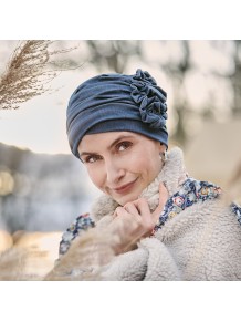 Turbante de bambú azul vaquero para mujer en tratamiento oncológico.