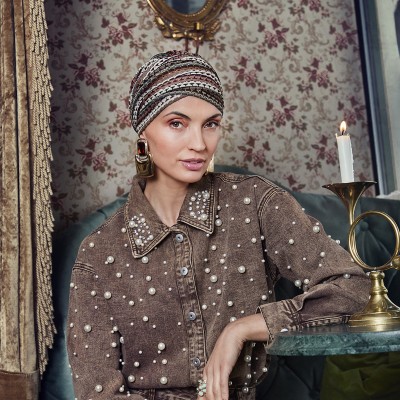 Gorro oncologico moderno Sapphire con forro interior de bambu suave.