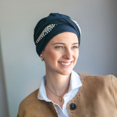 Turbante Oncológico Confort Ikat Navy en Tejido de Bambú...