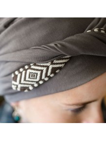 Turbante Oncológico · Confort Ikat Brown en Tejido de Bambú · Carebell Headwear
