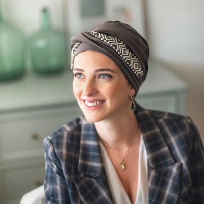 Turbante Oncológico · Confort Ikat Brown en Tejido de...