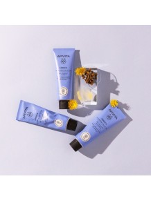 Masaje en piernas cansadas con gel refrescante de arnica