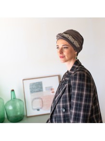 Turbante Oncológico · Confort Ikat Brown en Tejido de Bambú · Carebell Headwear
