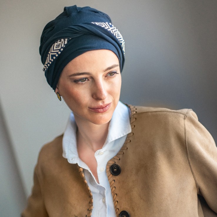 Turbante Oncológico Confort Ikat Navy en Tejido...