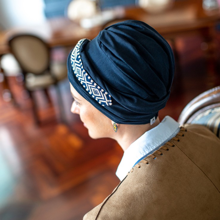 Turbante Oncológico Confort Ikat Navy en Tejido...