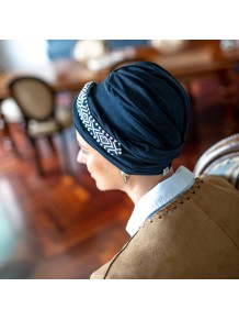 Turbante Oncológico Confort Ikat Navy en Tejido de Bambú · Carebell Headwear