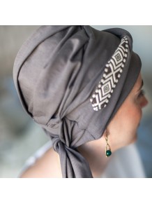 Pañuelo Oncológico · Smooth Ikat Brown en Tejido de Bambú · Carebell Headwear
