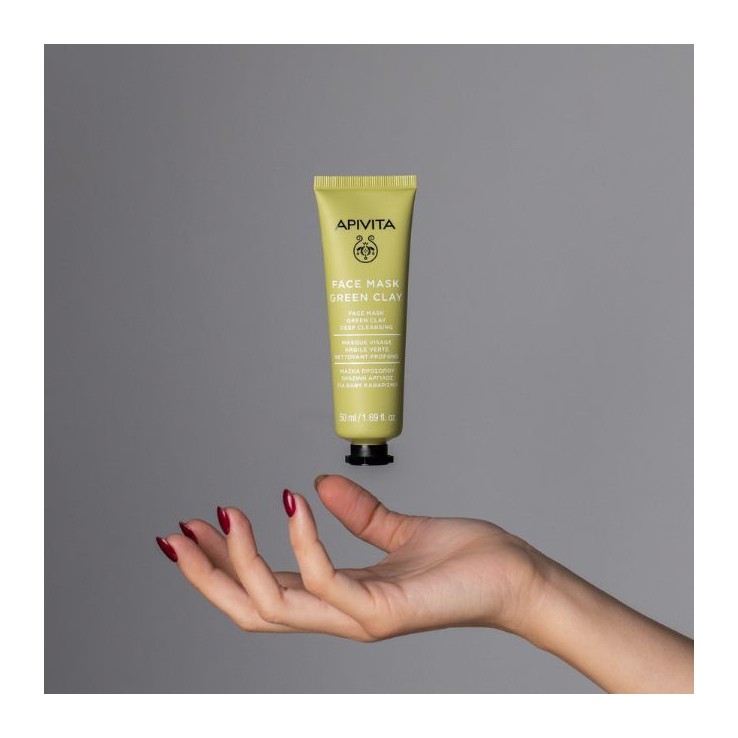 Textura cremosa purificante de la mascarilla de arcilla verde APIVITA para limpiar poros y regular el exceso de sebo