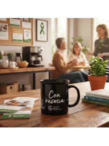 Taza negra Con Rasmia: tu aportación solidaria con la AECC