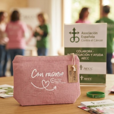 Detalle del neceser oncológico rosa AECC con diseño práctico y funcional. 2