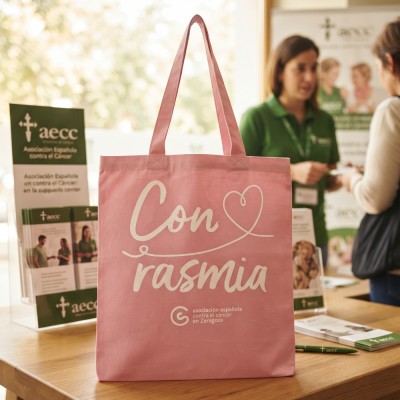 Bolsa de tela rosa solidaria oficial de la Asociación Española Contra el Cáncer disponible en Carebell. 2