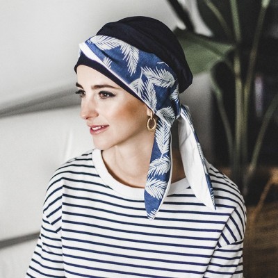 Pañuelo oncológico Smooth Denim Palms de Carebell en azul vaquero y estampado de palmeras 2