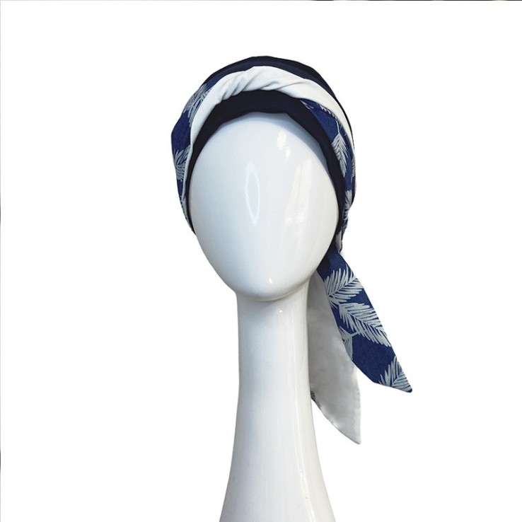 Pañuelo preformado Smooth Denim Palms con las cintas largas entrelazadas en la nuca