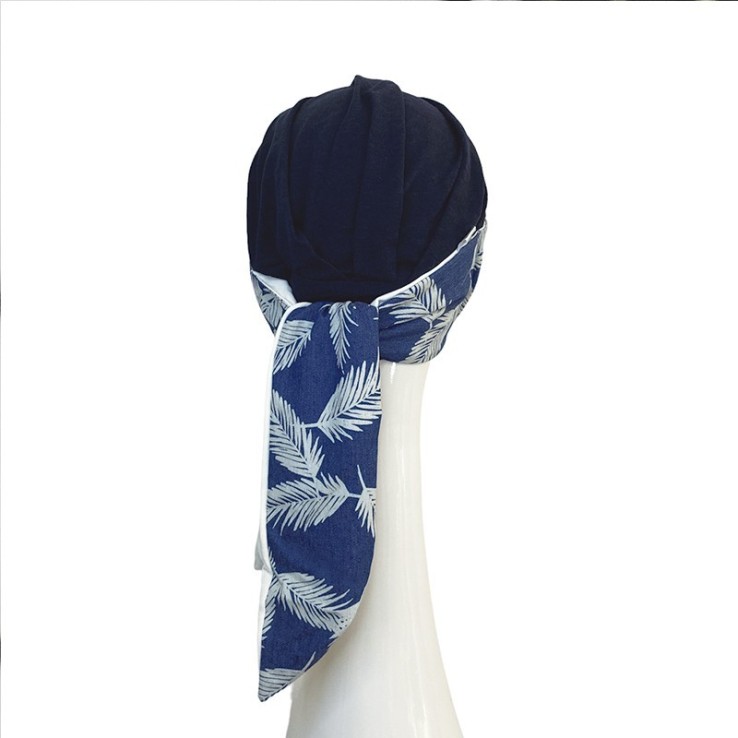 Vista trasera del modelo Smooth Denim Palms Carebell Headwear, asjute fácil y diseño preformado para rápida colocación