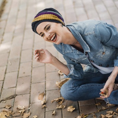 Turbante oncológico Elegance Hippie de bambú azul marino Carebell 2